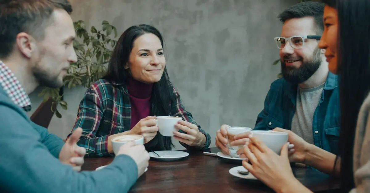 Una mujer tomando un café en una terraza